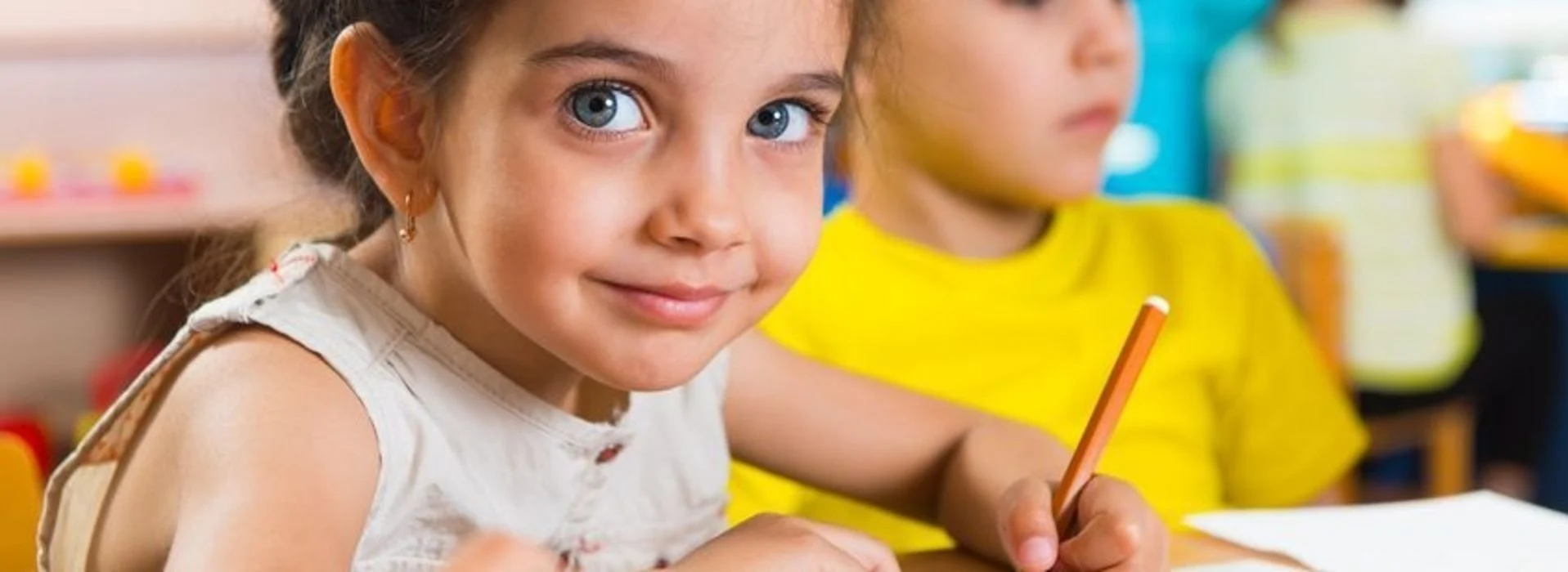 Foto di bimbi che colorano